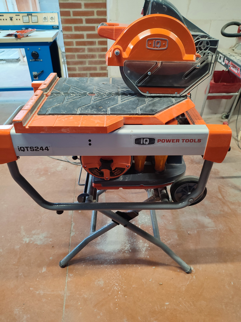 Scie sur table pour carreleur avec aspiration cyclonique