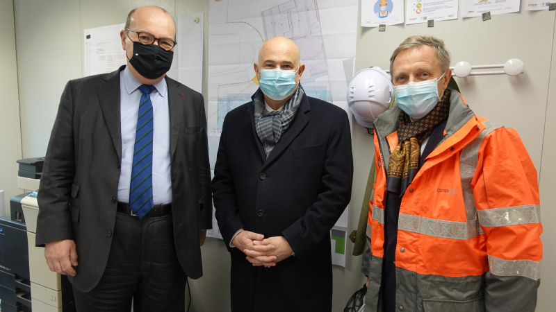 Laurent Pietraszewski visite le chantier de la clinique de Port-Marly pour parler prévention