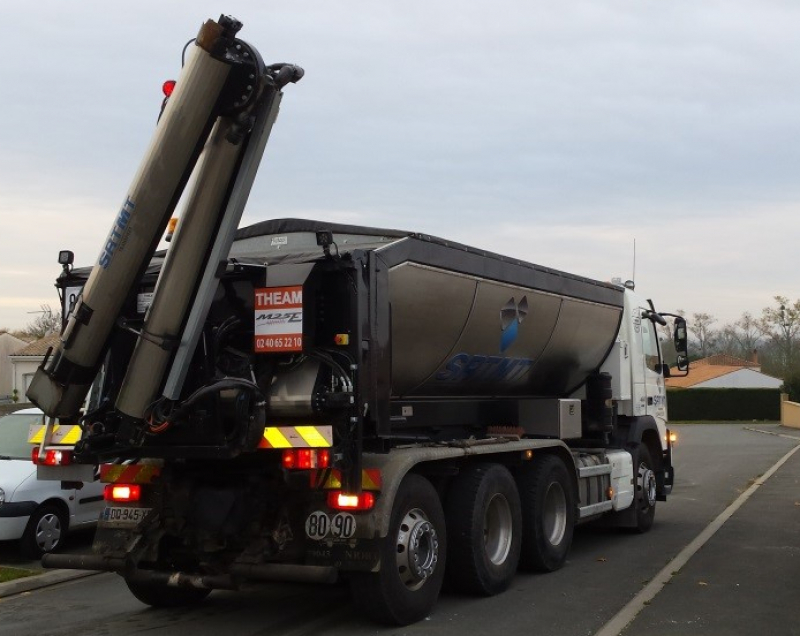 S506 - Camion équipé d'un bras pour convoyer l'enrobé