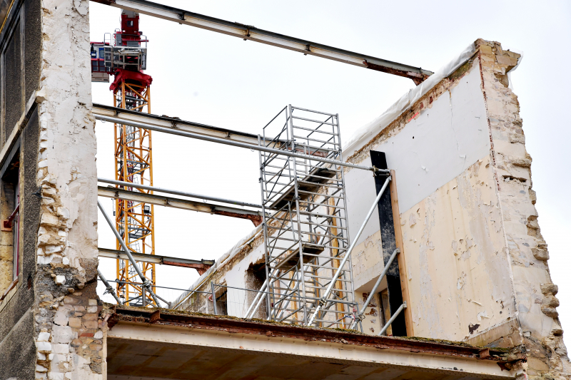 La conservation de la charpente existante pour contreventement