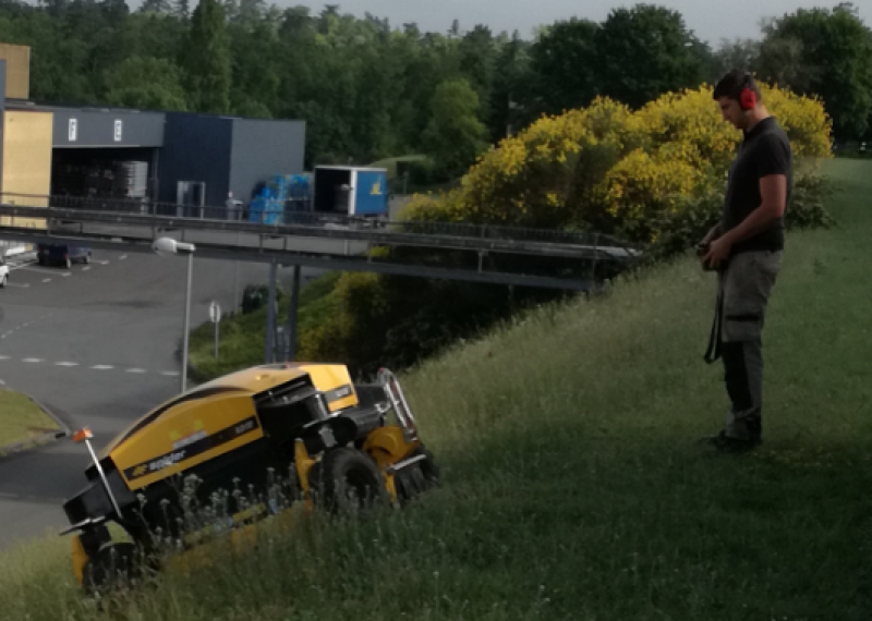 S516 - Tondre des zones difficiles d’accès avec un robot radiocommandé