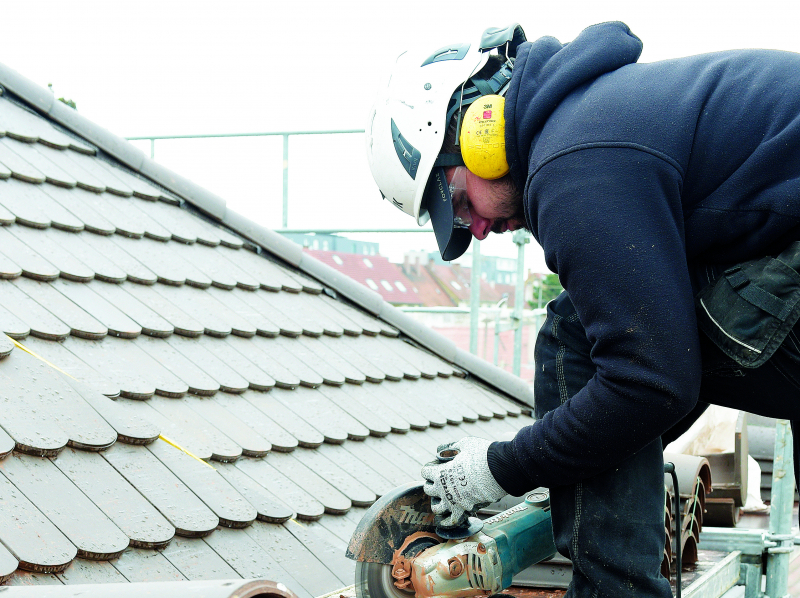 Des encorbellements permettent des découpes et des travaux à bonne hauteur.