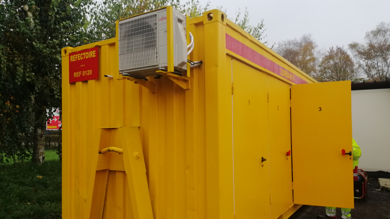 Un réfectoire "spécial Covid" aménagé dans un container