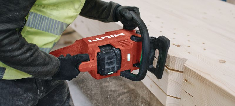 Une tronçonneuse sans fil adaptée à la construction bois