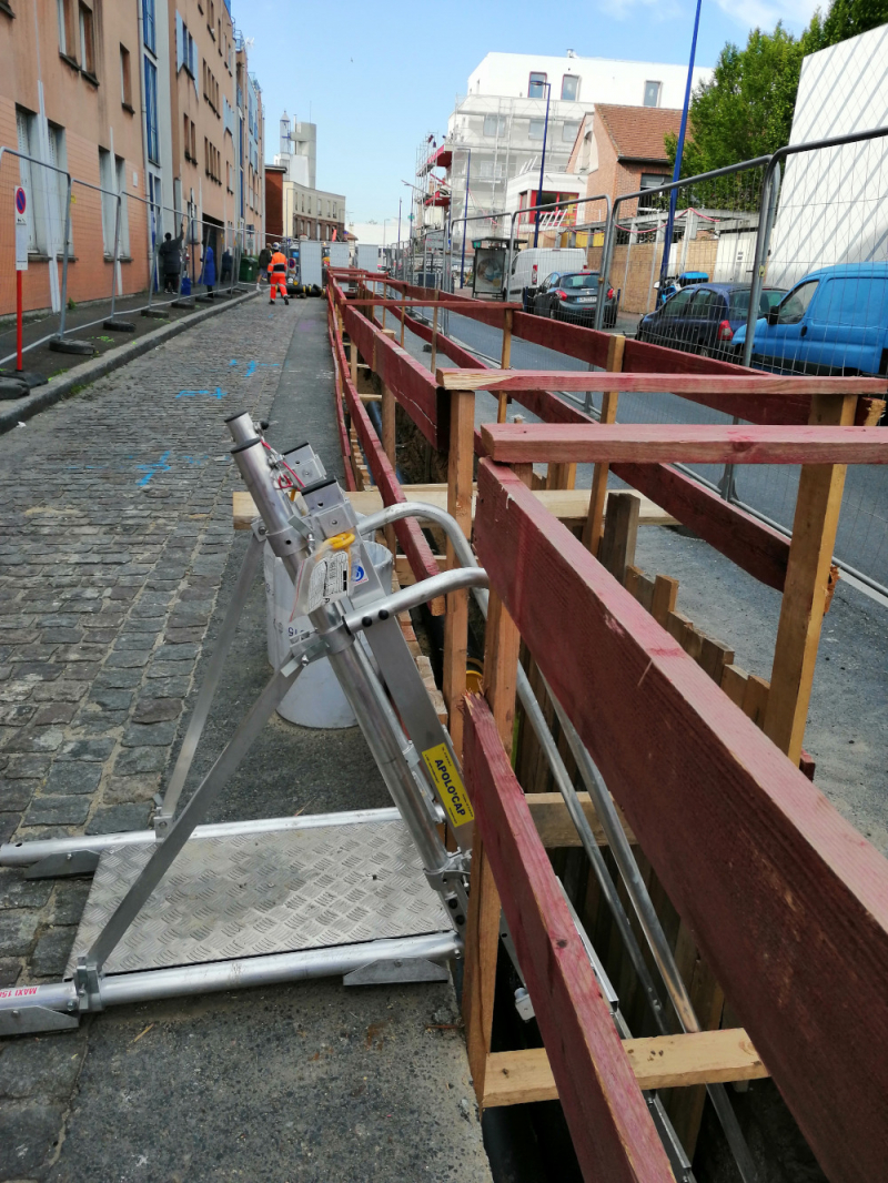 S2461- Équipement pour sécuriser la descente en fond de fouille lors de la pose de canalisation