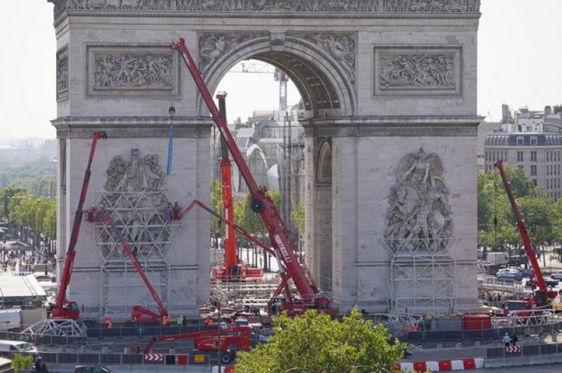 Les Charpentiers de Paris vont évacuer les 130 tonnes de lest qui supportent l’effort des toiles au pied de l’Arc.