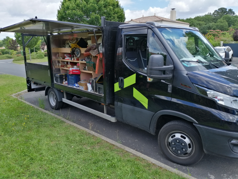 Camion de chantier avec ouverture latérale