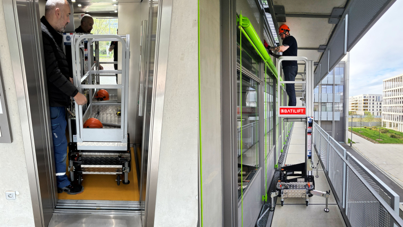 Une micro-nacelle à élévation manuelle pour travaux extérieurs