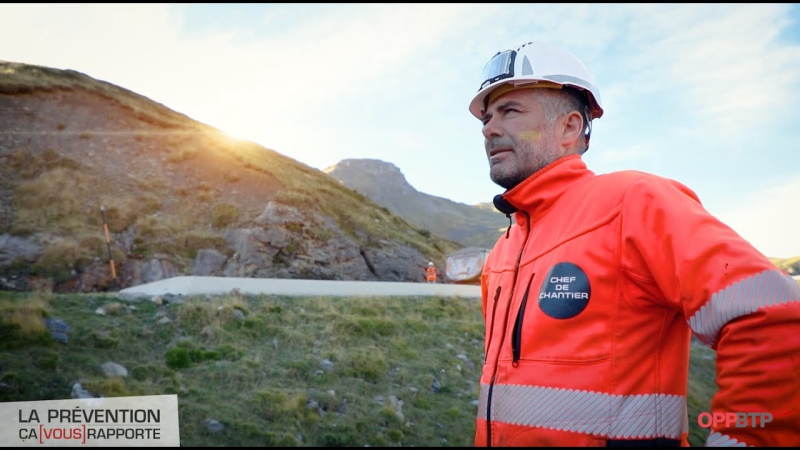 Benne à fond poussant : réduire les risques lors du déchargement des enrobés