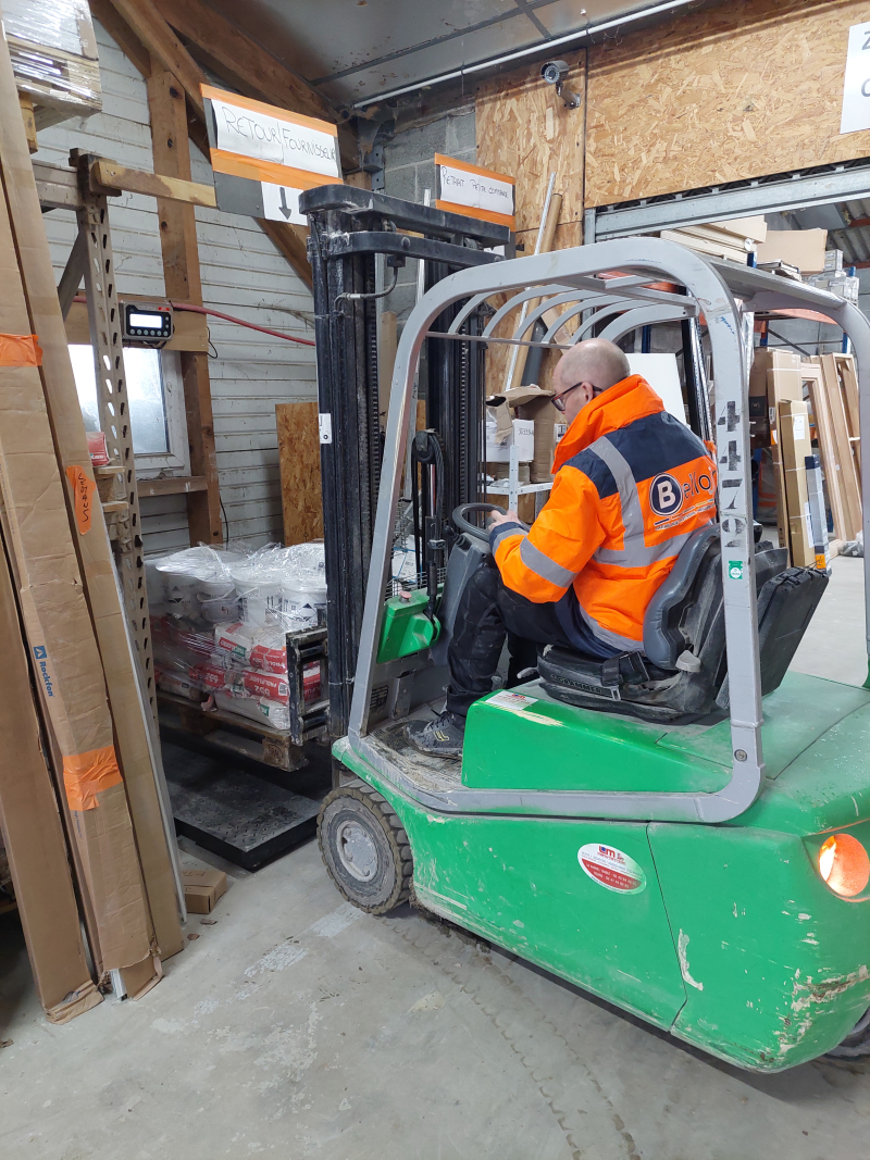 Pas de surcharge de camion grâce à la pesée systématique des palettes de carrelage