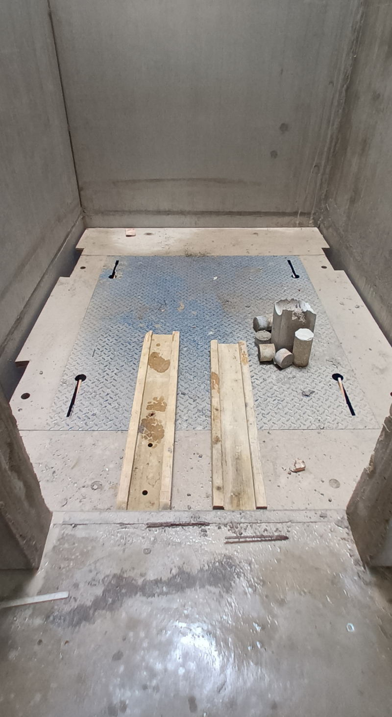 Podium réglable pour les cages d'