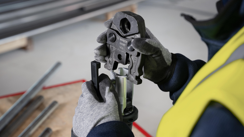 Batimat 2024 - Une sertisseuse sans fil avec tête rotative à 360 degrés