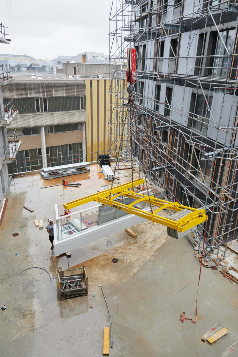 La pose des balcons par le haut, une opération délicate