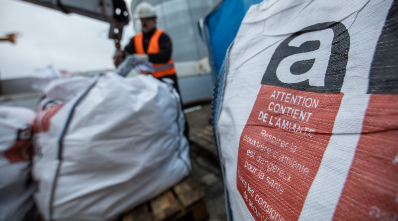 Transport et élimination de déchets de matériaux contenant de l'amiante