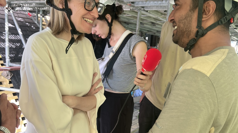 Fortes chaleurs : la ministre du Travail rappelle l'importance de la prévention lors d'une visite de chantier