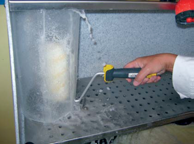 S5308 - Nettoyer la brosserie de peinture acrylique à l'aide d'une machine installée au dépôt