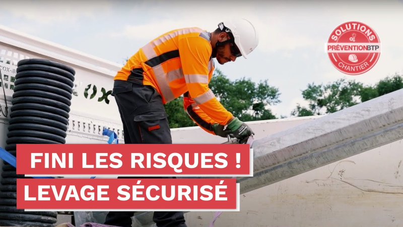 Installation de candélabres avec vérin à gaz et sangle