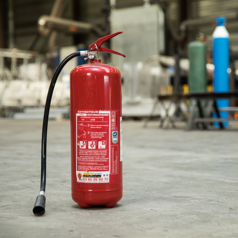 Sécurité incendie dans le BTP : comment choisir les extincteurs portatifs