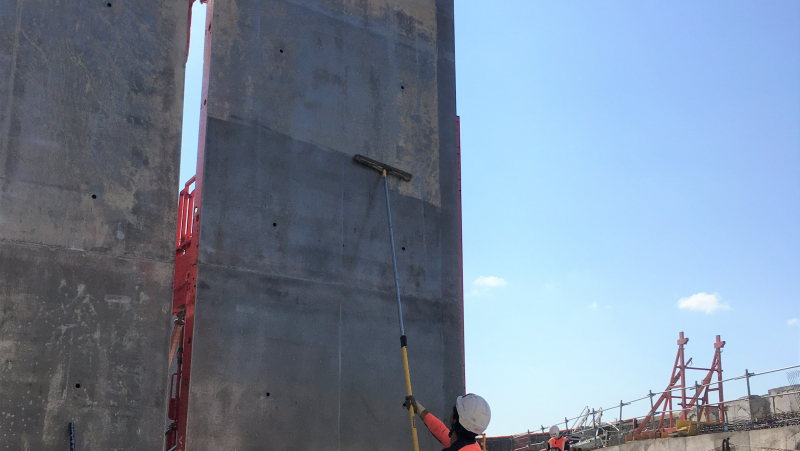 Un huileur de banches à manche télescopique