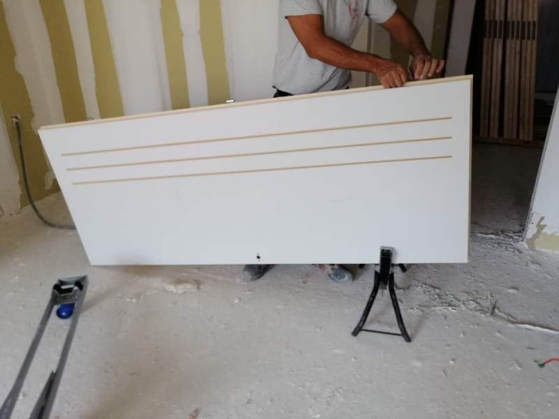 S2501 - Une porte maintenue par le support presseur