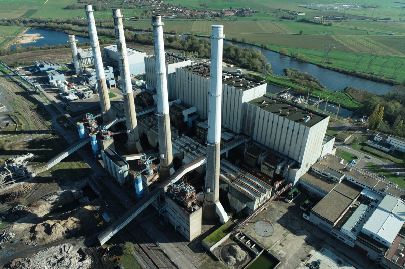 L'entreprise Cardem déconstruit les cheminées de l'ancienne centrale EDF de Blénod