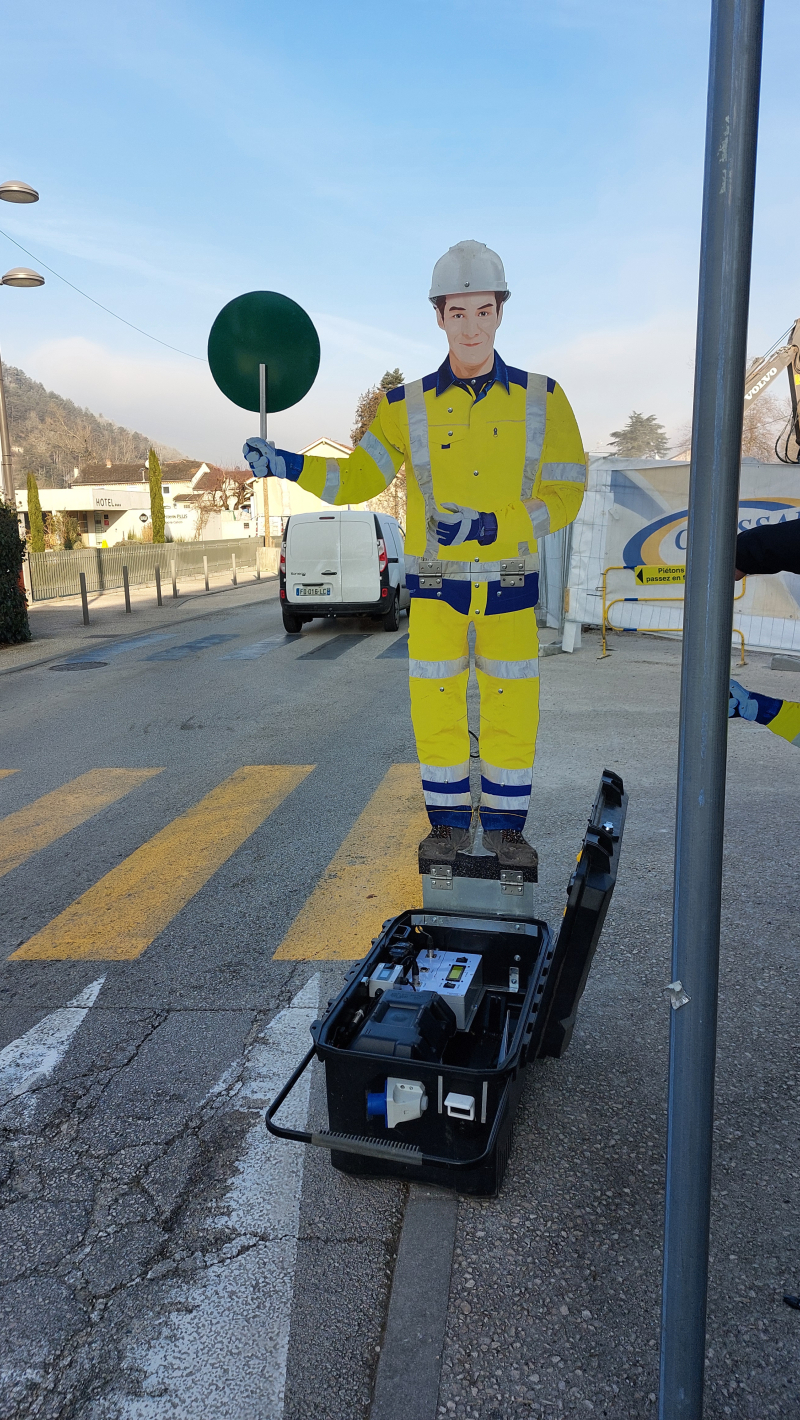 Mannequin de signalisation articulé et télécommandé