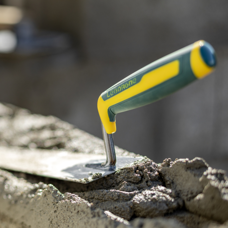 Des truelles robustes et précises pour les maçons