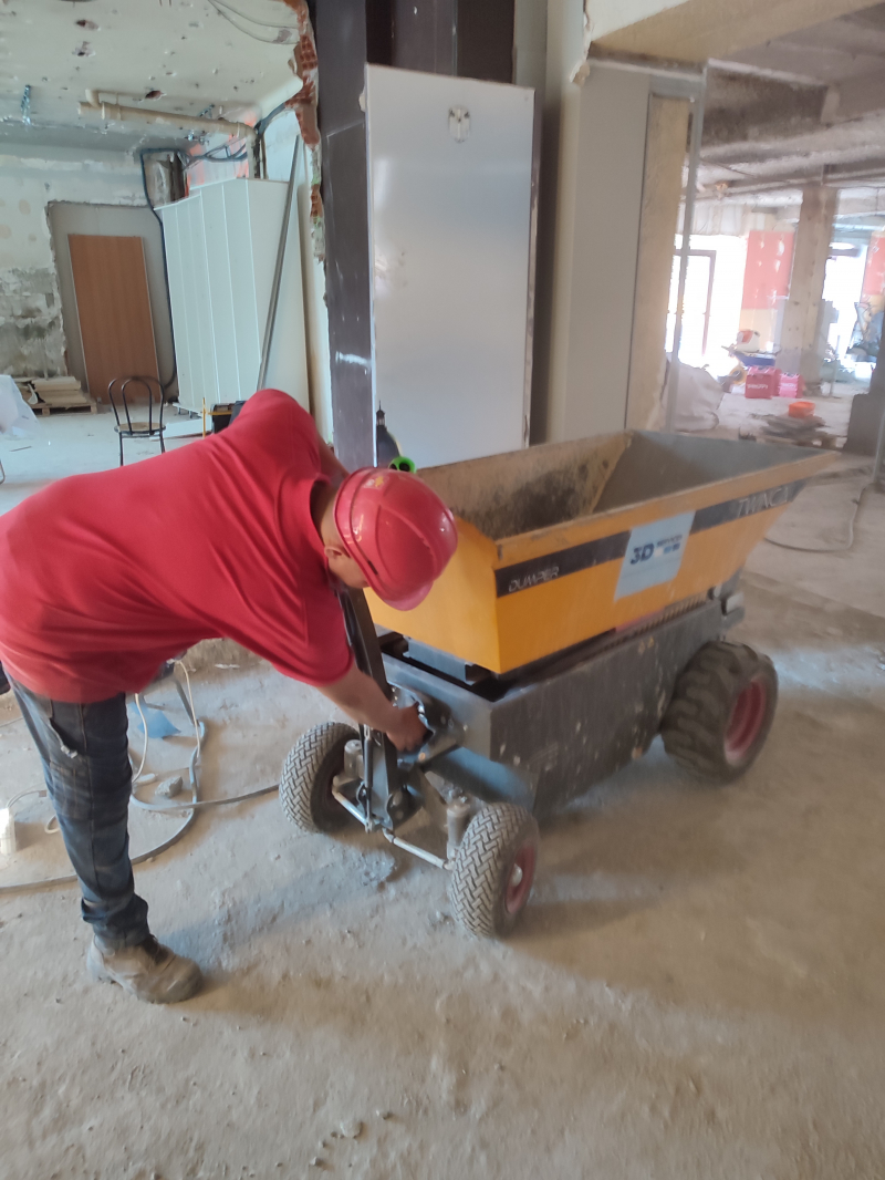 MINI DUMPER ELECTRIQUE AVEC CISEAUX POUR DECHARGEMENT DANS UNE BENNE 1