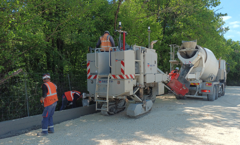 Machine de coffrage glissant avec guidage radio