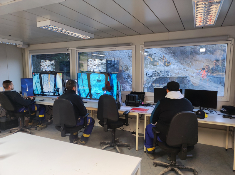 Devant leur écran et avec une vue directe sur la zone, les chauffeurs pilotent les pelles et tombereaux grâce à leurs télécommandes.