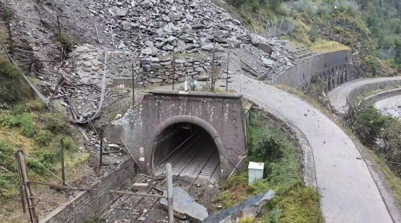 25000 m3 de roche se sont effondrés sur une partie de la galerie SNCF, endommageant également la voie, les caténaires et interrompant le trafic SNCF.