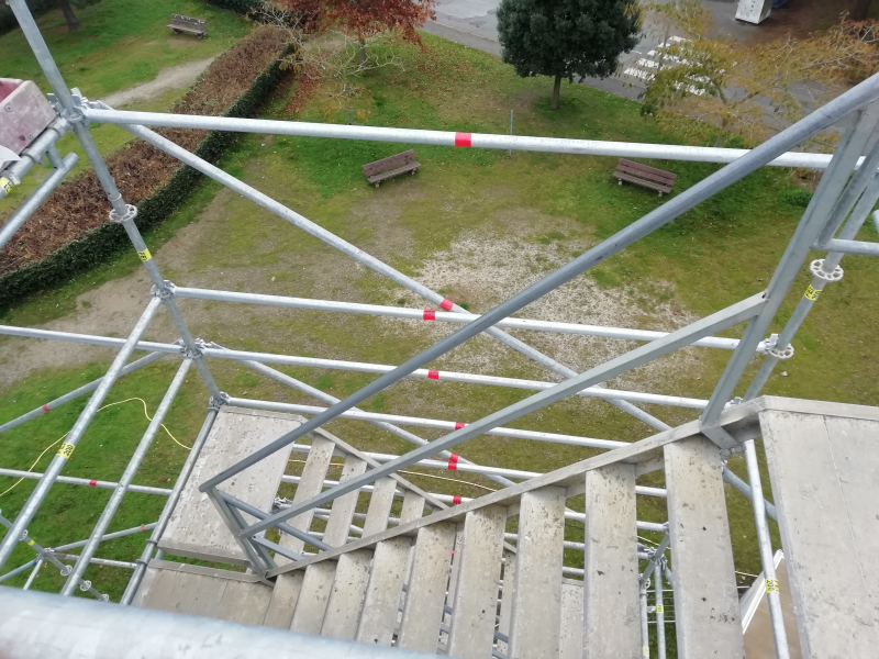 Un escalier provisoire pour sécuriser l'accès en hauteur sur échafaudage fixe