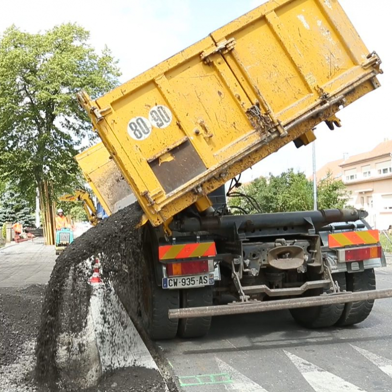 Déchargement à l‘aide d‘un camion tribenne.