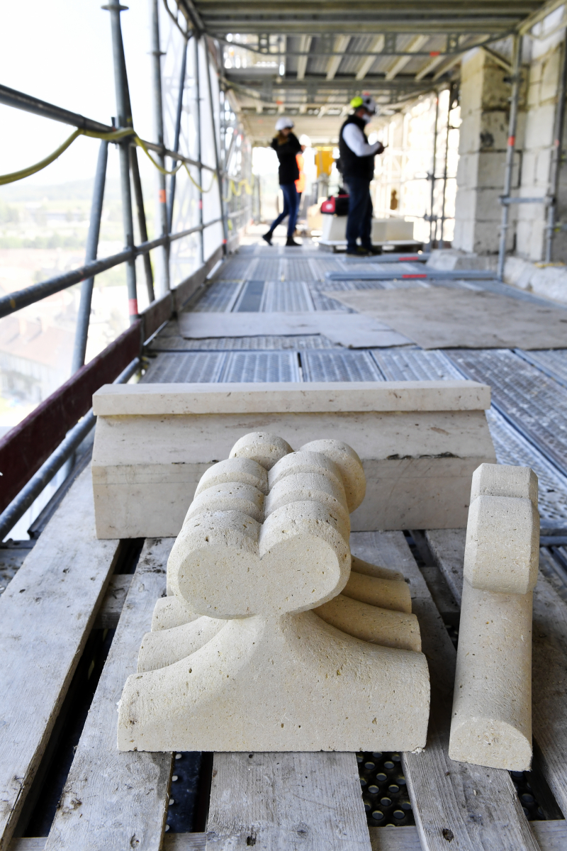 l’échafaudage est équipé d’escaliers extérieurs pour éviter les trappes.