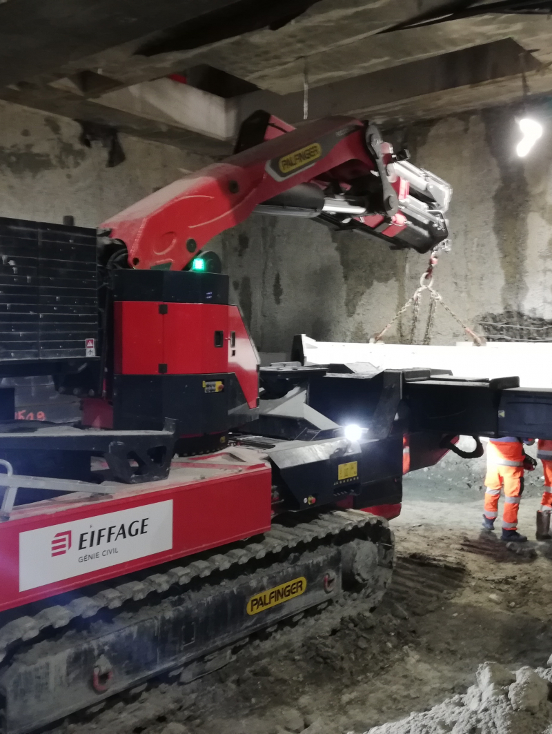 Grue radiocommandée sur chenille