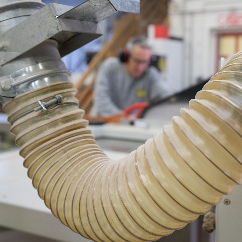Les dégagements de fibres et de poussières dans les ateliers ou sur les chantiers