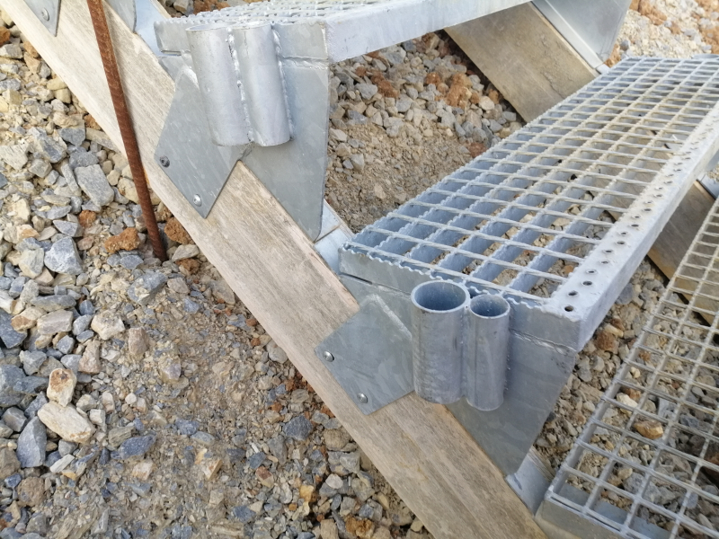 Escalier de chantier avec marches préfabriquées