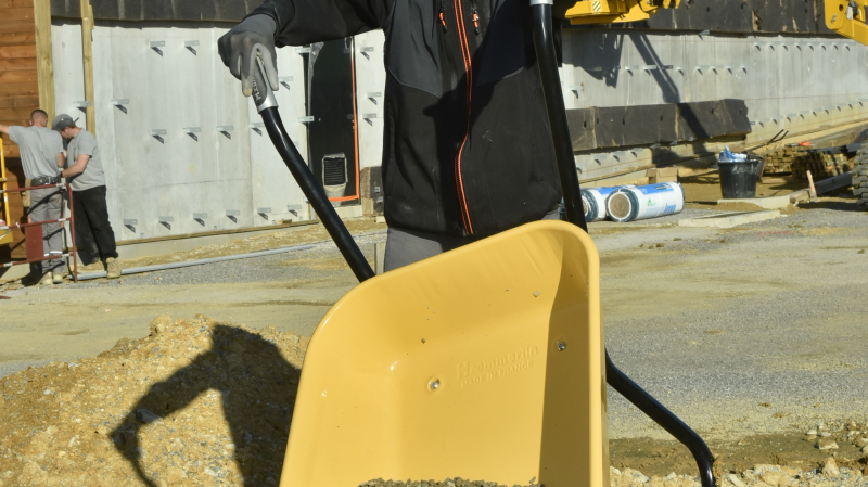 Une brouette à déversement latéral