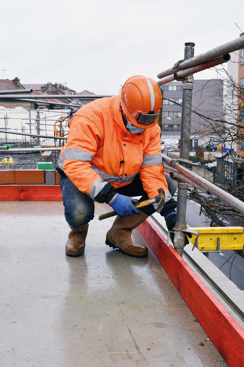 La pose d'un balcon/jour