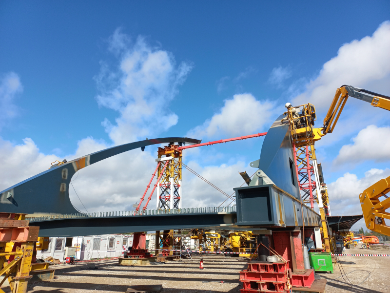 Un pont tout en métal assemblé pièce par pièce