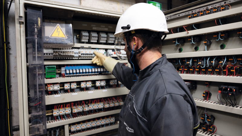 Maintenance des installations électriques : opérations à risque