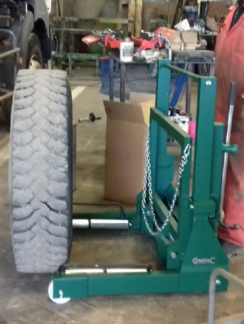 Grâce à l’élévateur de roues, les roues et roulements des camions et des engins sont montés sans intervention manuelle des opérateurs