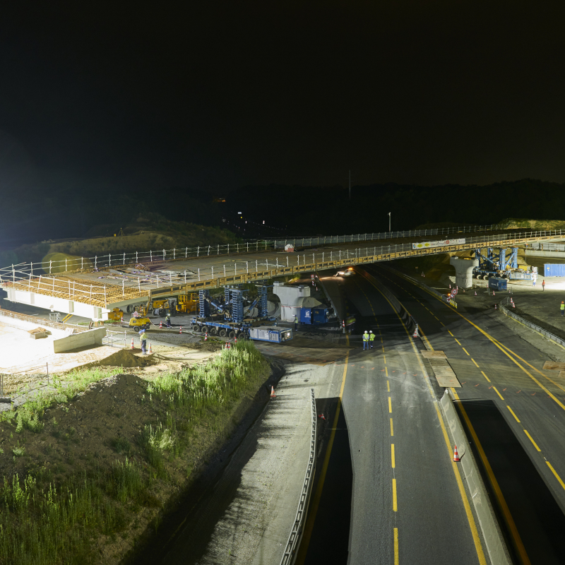 La charpente du viaduc Est lancée de nuit au-dessus de la rocade de Nantes