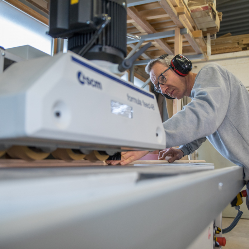 Projections de matériaux et rejets des machines : les risques en atelier et sur les chantiers