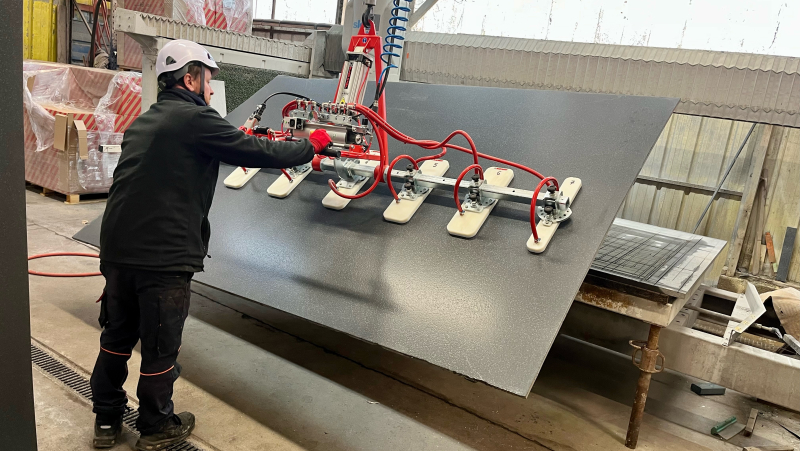 Plaques de pierres : la solution de levage qui soulage les équipes de Cheminées Jouvin