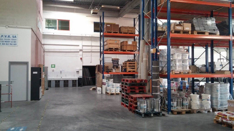 Le dépôt, situé dans une zone industrielle, augmente la capacité de stockage des matériels et facilite les opérations de chargement/déchargement.