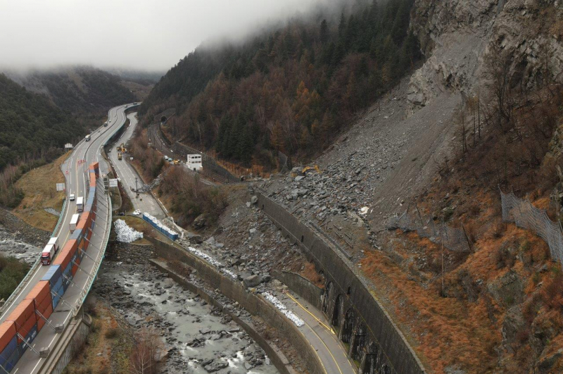 La route départementale située en contrebas de la voie ferrée a été coupée jusqu’en janvier 2024. Sur l’autoroute A43 située juste au-dessus, des containers contreventés ont été placés pour protéger les voies en cas de nouvel éboulement.