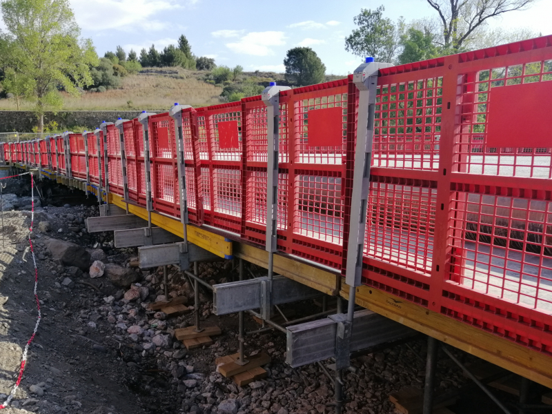 S2365- Garde-corps Safetyplast en PEHD mis en place sur un passage à gué