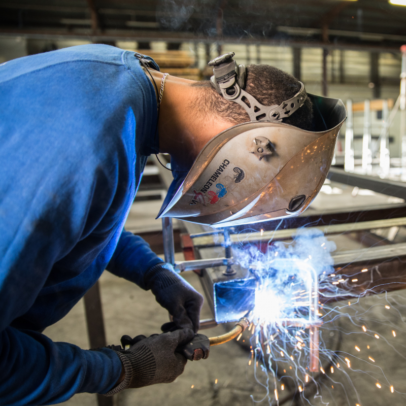 Flamme, matière portée à haute température, outils, produits chimiques, électricité…Les risques de brûlure sur les chantiers et dans les ateliers