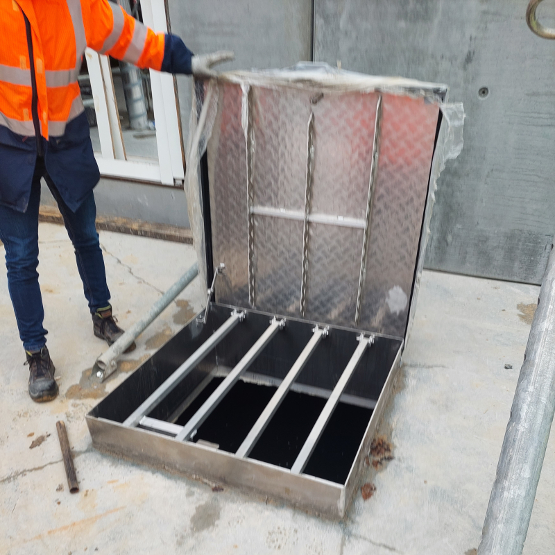 Anticiper le scellement des trappes antichute définitives en phase Gros-Œuvre en prévention du risque de chute de hauteur